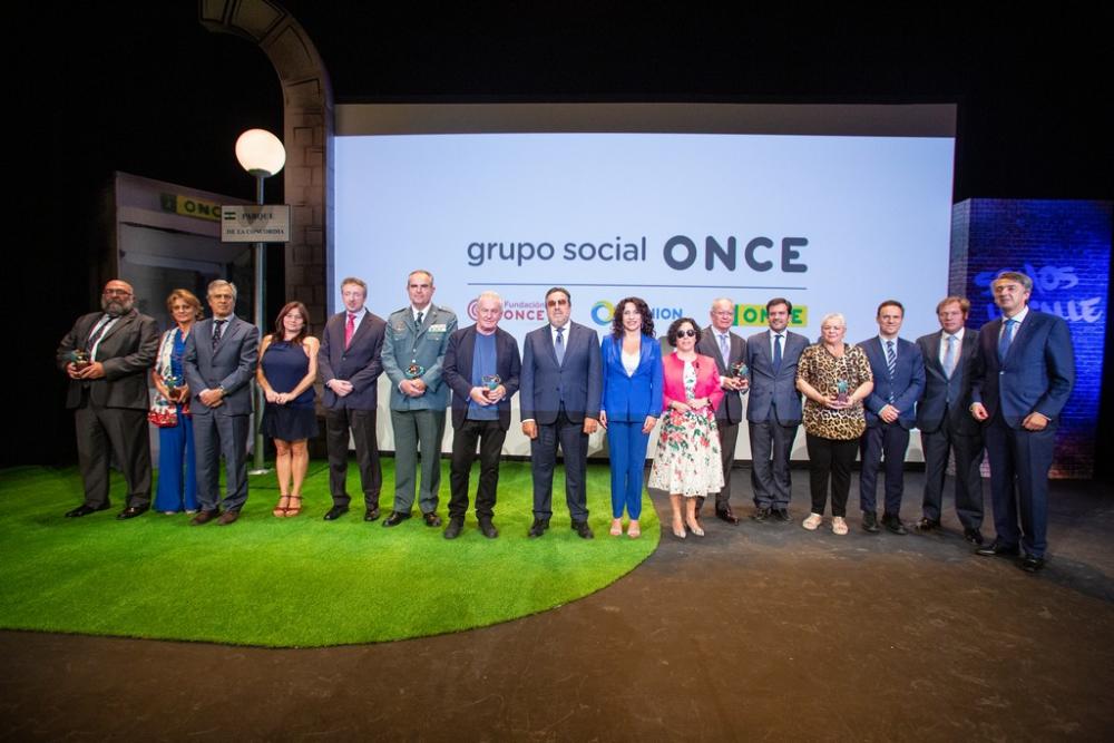 Foto final de premiados y autoridades en el escenario del Gran Teatro Falla