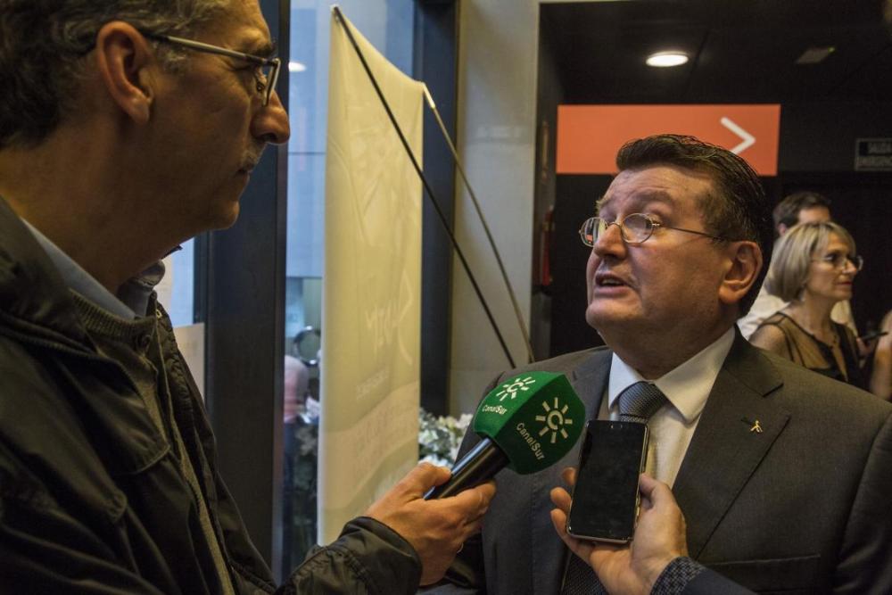 Ángel Sánchez con el periodista de Canal Sur en Cádiz, Juan Manzorro