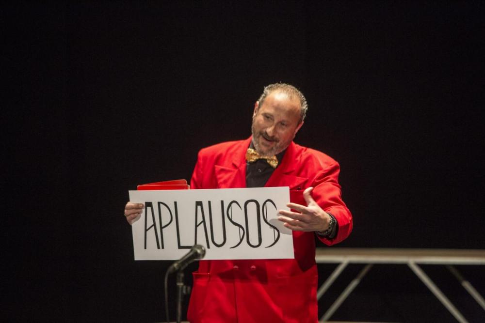 Los actores de Orozú dirigieron los aplausos del público durante la "retransmisión" de su programa televisivo