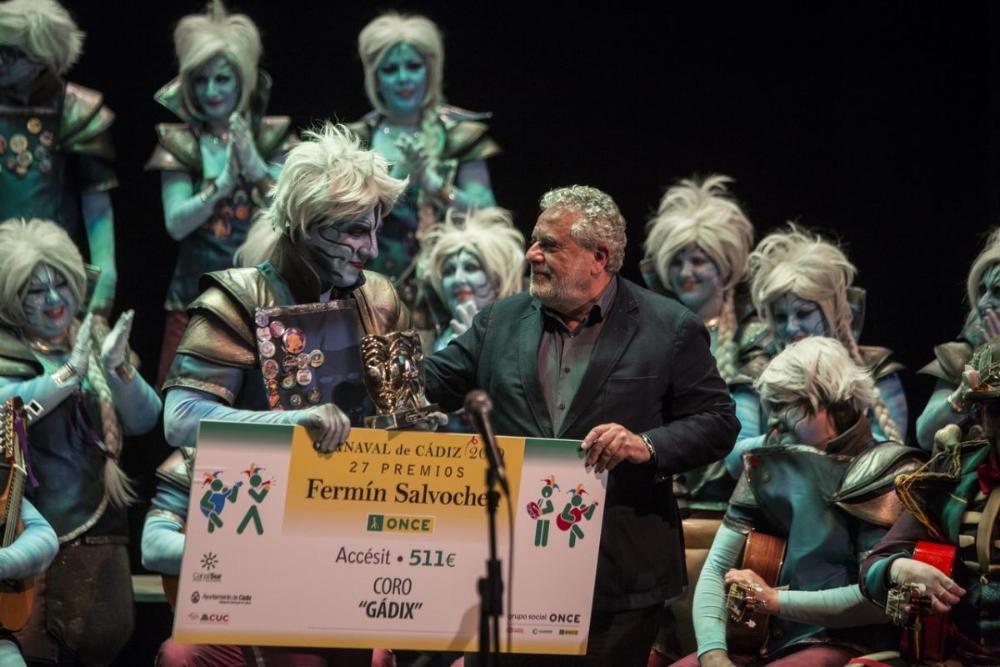 El subdirector general de la RTVA , Joaquín Durán, entrega el tercer premio Fermín Salvochea al Coro Gadix