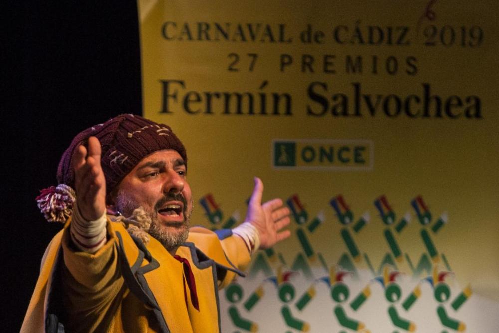 Contundente imagen de uno de los componentes de la Comparsa Los Luceros, primer premio del Fermín Salvochea 2019