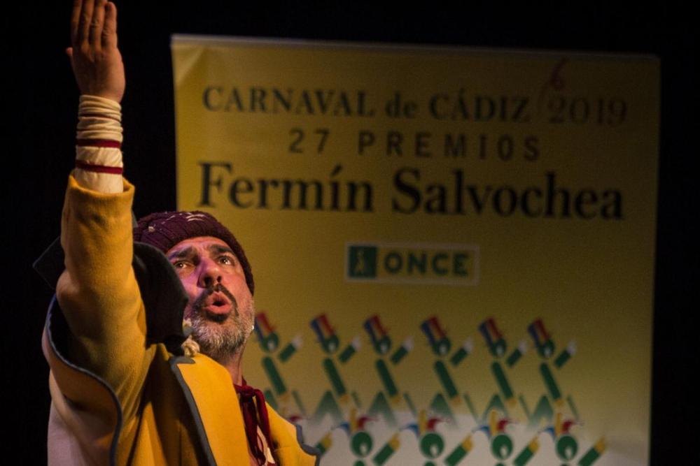 La comparsa Los Luceros, primer premio del Fermín Salvochea, emocionó con su pasodoble 'Qué bonitos son dos cuerpos' 