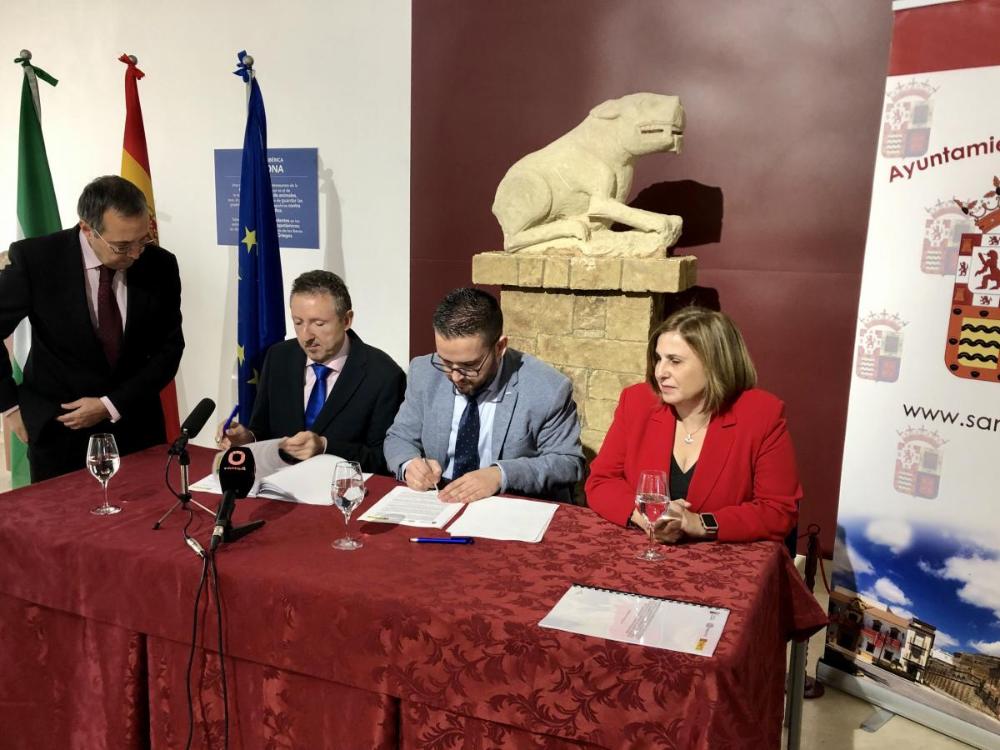 Momento de la firma del convenio en la sede del Ayuntamiento