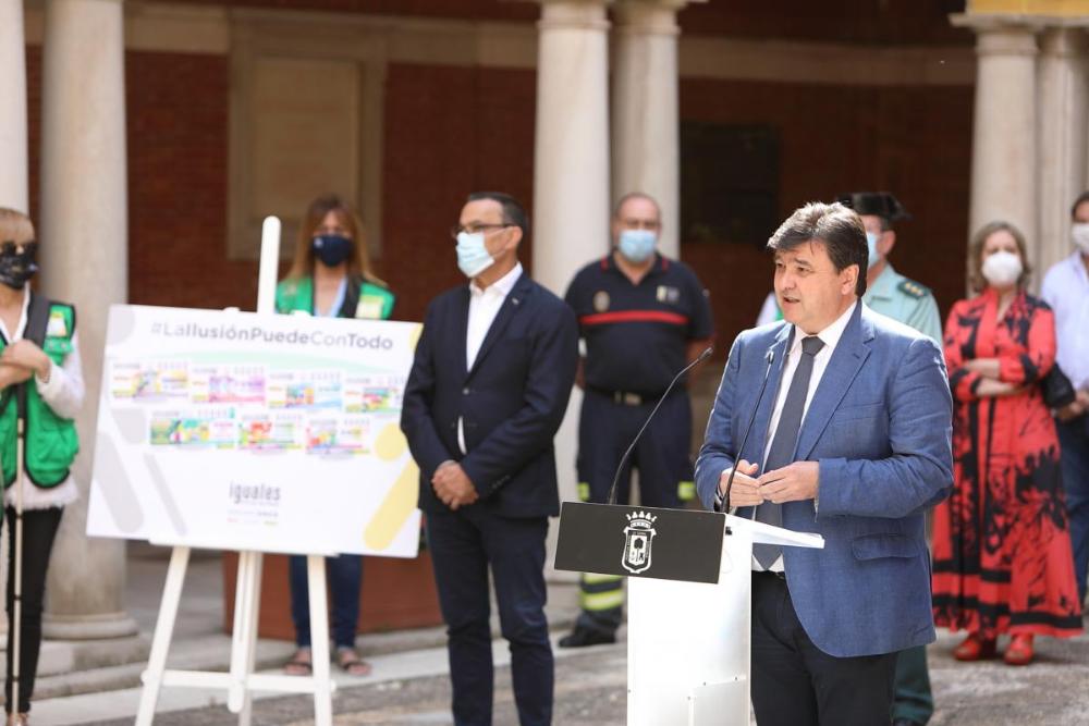 El alcalde de Huelva, Gabriel Cruz deseó suerte a todos los vendedores de la ONCE en esta nueva etapa