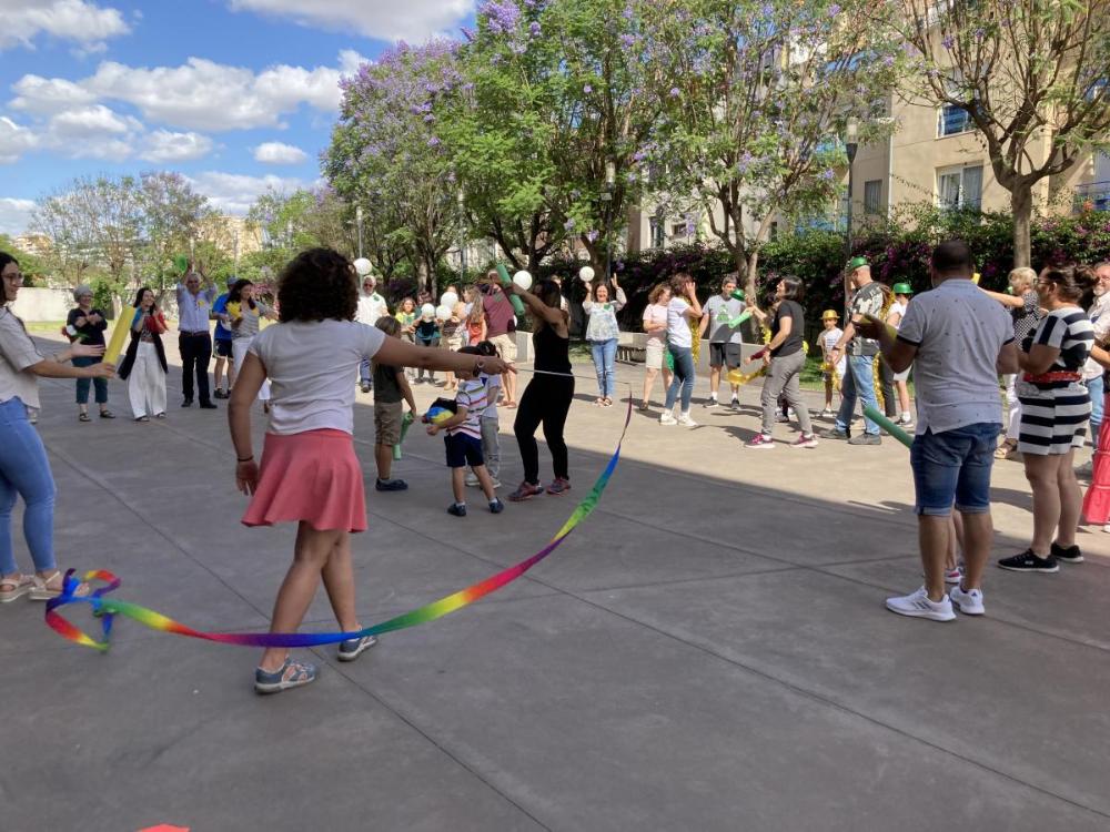 Los participantes en el patio del CRE llevando a cabo el Flashmob