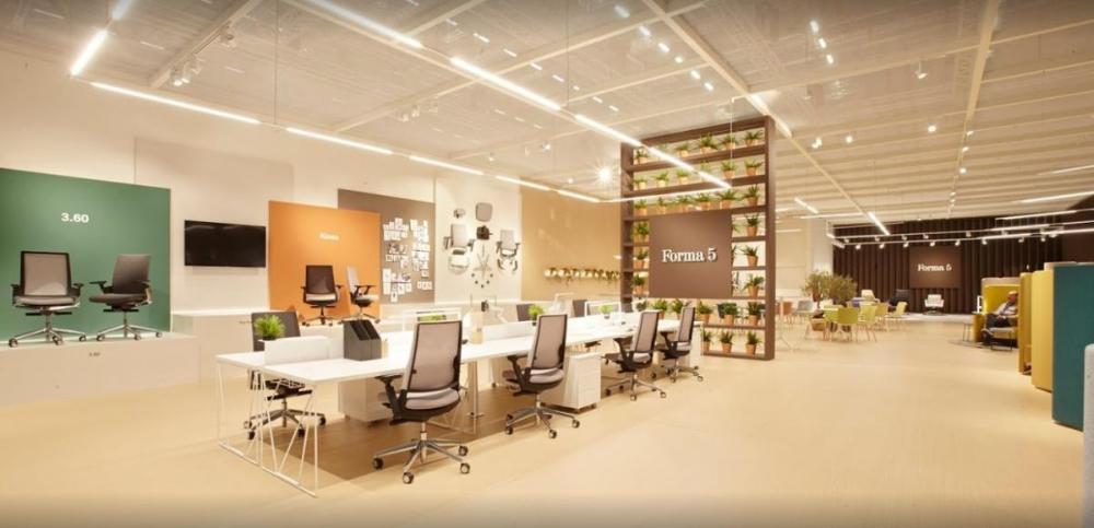 Espacio mobiliario creado por Forma 5 diáfano para facilitar la movilidad