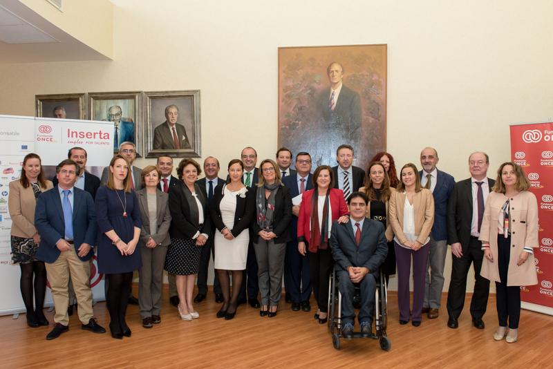 Foto de familia de los asistentes al Foro