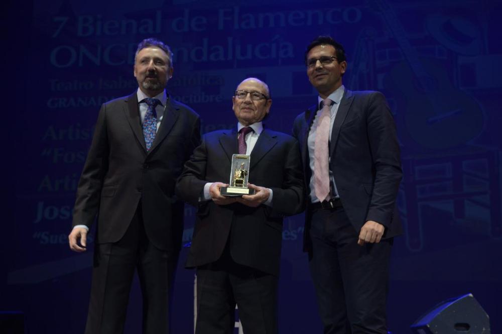 Fosforito fue el artista invitado en la pasada edición. En la imagen con el delegado territorial y el alcalde de Granada