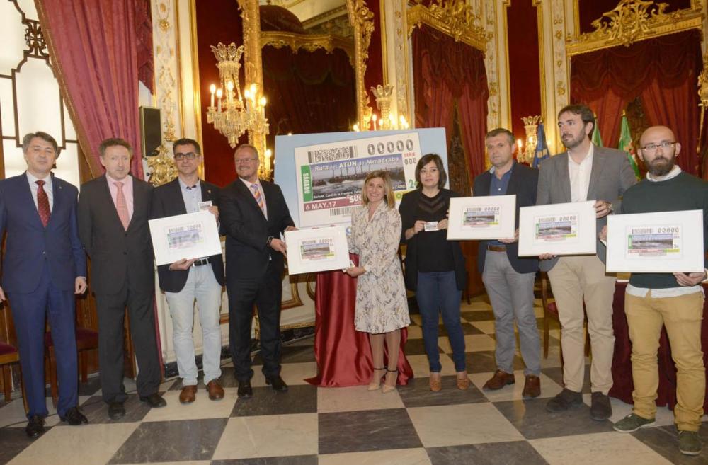 El Salón Real de la Diputación de Cádiz acogió la presentación del cupón de la ruta del atún de almadraba en la que participaron todos los alcaldes de los municipios que la integran | Foto: Carmen Romero