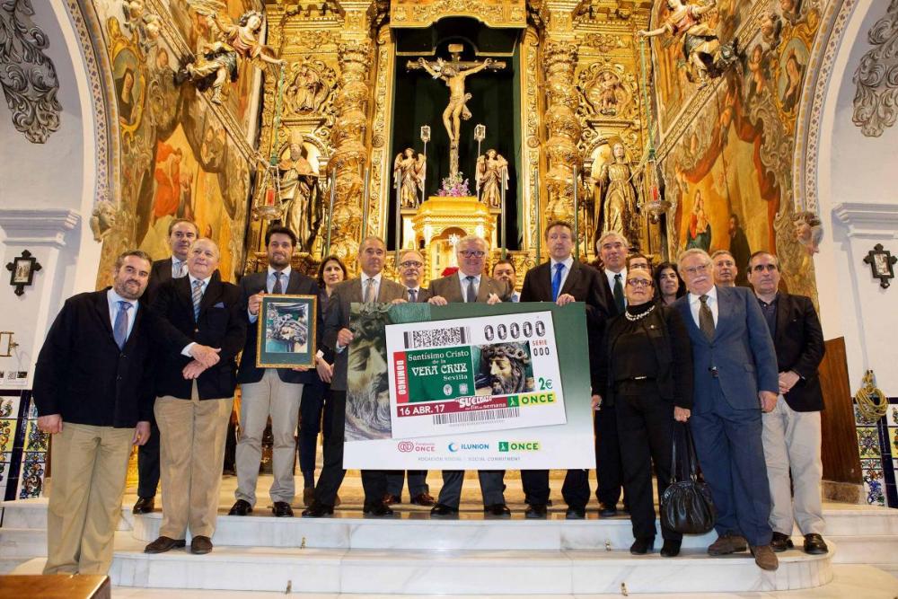 Foto de familia de la junta de gobierno de la Hermandad de la Veraz Cruz con la ONCE tras la presentación del cupón