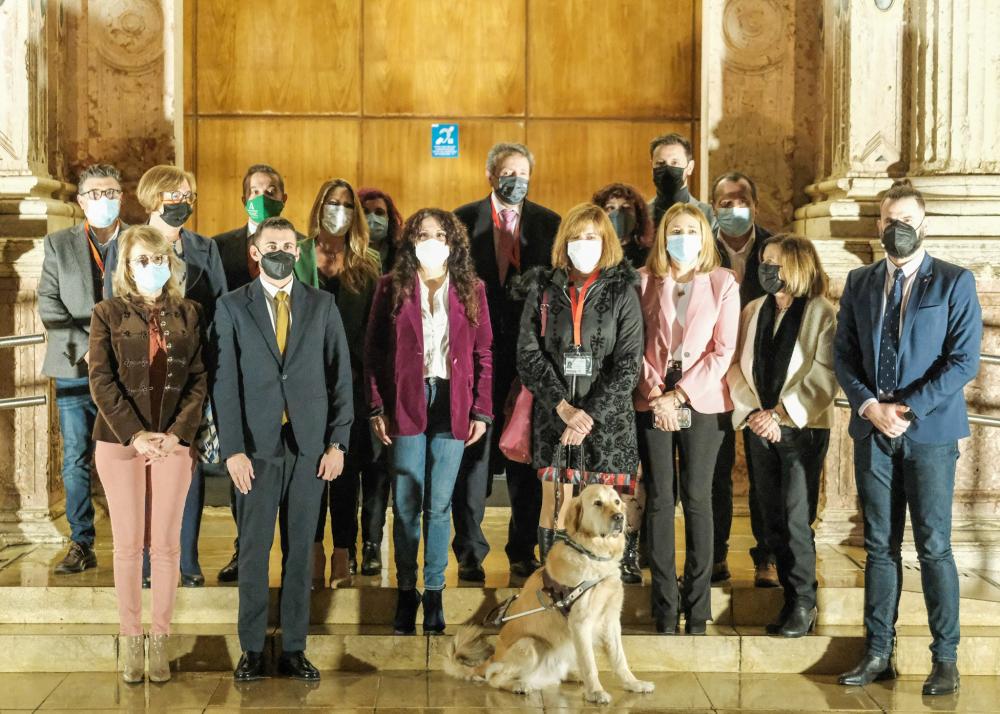 Los responsables de la Consejería de Salud con los del Grupo Social ONCE tras la firma