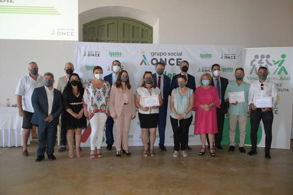 Foto de familia del acto de homenaje a los Vendedores del Año en Cádiz