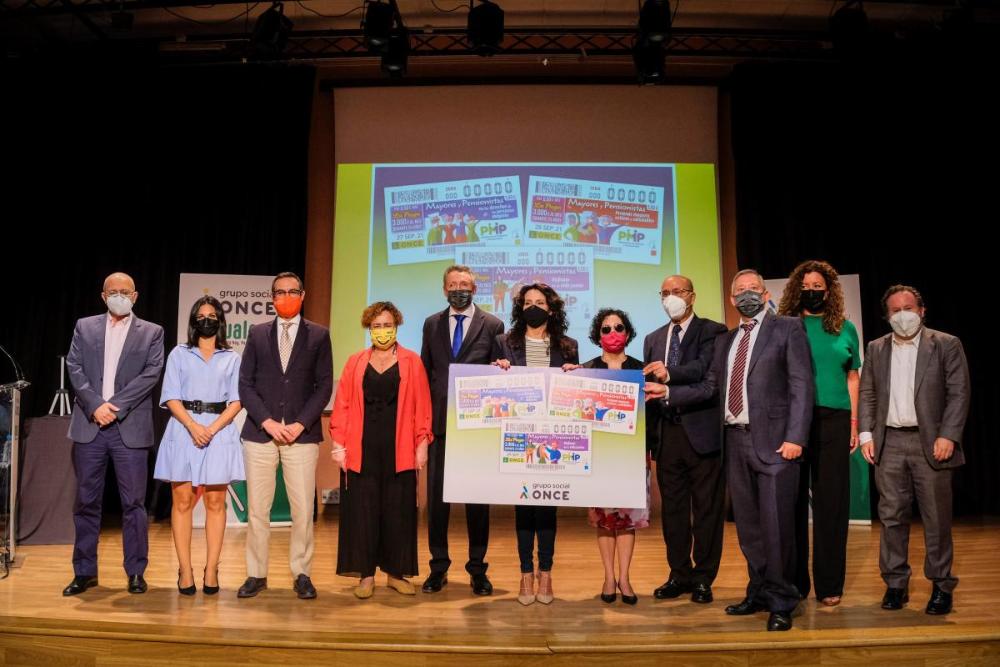 Foto de familia tras el acto, celebrado en la Delegación Territorial de la ONCE