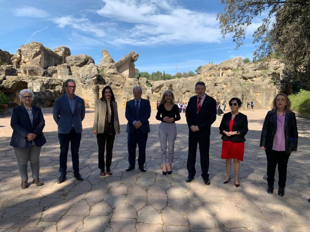 Foto de familia de los representantes de la Junta y del Grupo Social ONCE en el histórico marco de Itálica