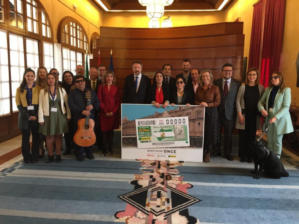 Foto de familia en torno al cupón del 28-F con los representantes del Parlamento y de la ONCE