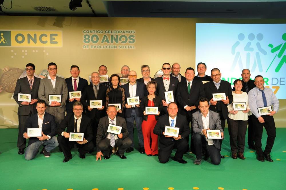 Foto de familia de los Vendedores del Año de la ONCE 2017