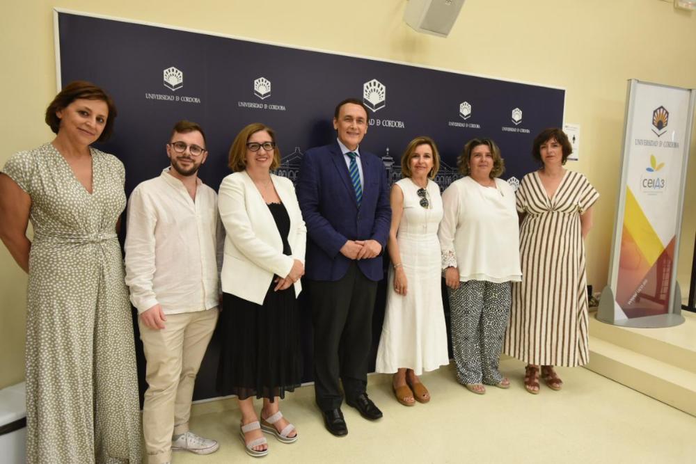 Foto de familia tras la firma del convenio