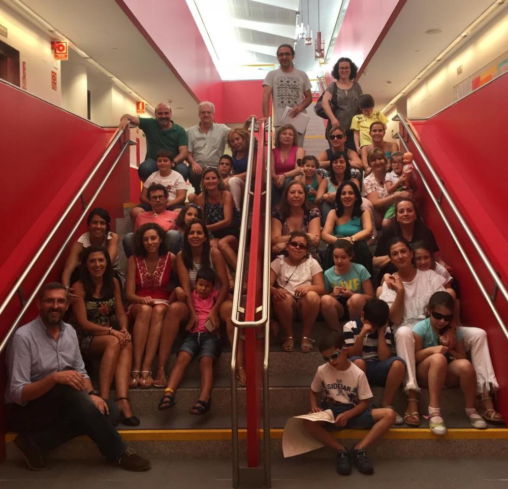 Foto de familia de los participantes, alumnos, padres y profesores, al final ya de las Jornadas