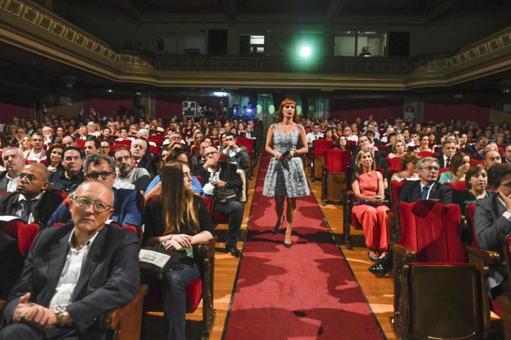 La presentadora Laura Ferrer atravesando el patio de butacas del teatro Isabel la Católica
