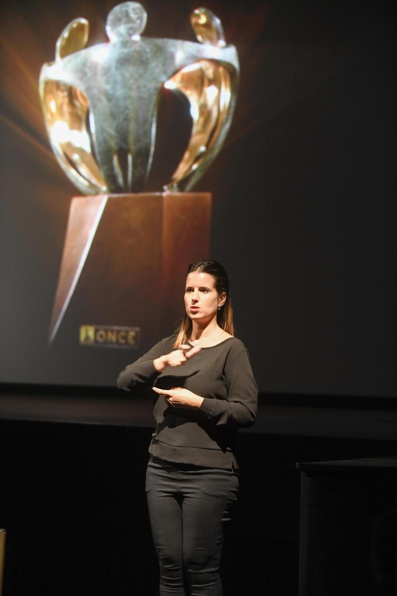 Intérprete de lengua de signos durante la celebración de la Gala