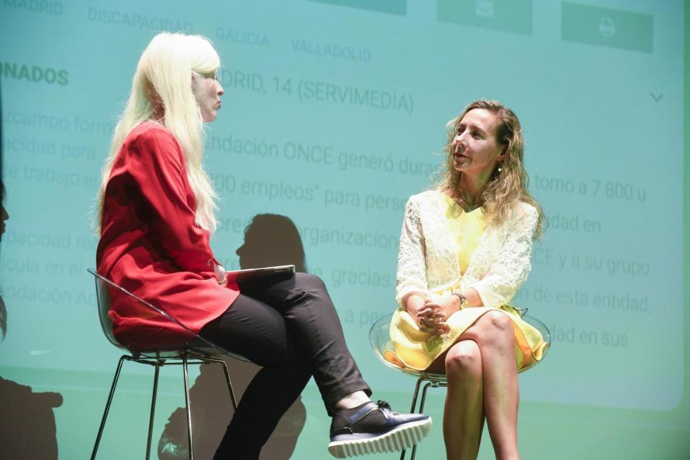 Patricia Sanz conversa en el escenario con la presentadora Patty Bonet, afiliada a la ONCE