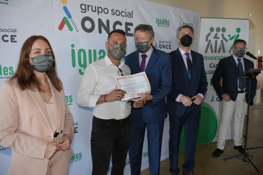 Francisco Iván Ortega con el delegado territorial, director de la ONCE en Cádiz y la vicepresidenta del Consejo Territorial