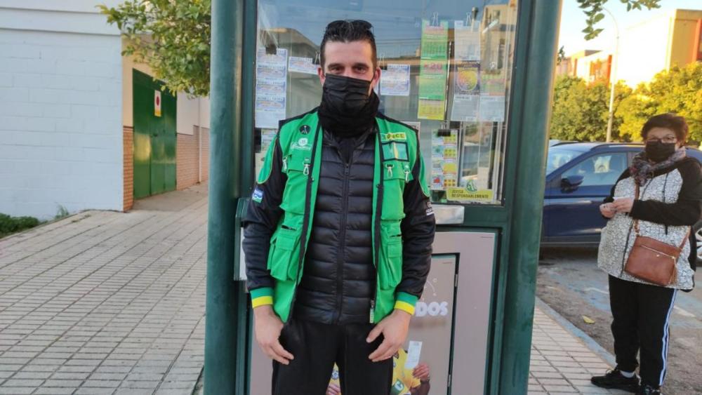 Francisco Javier García, vendedor de la ONCE en Coria del Río (Sevilla)