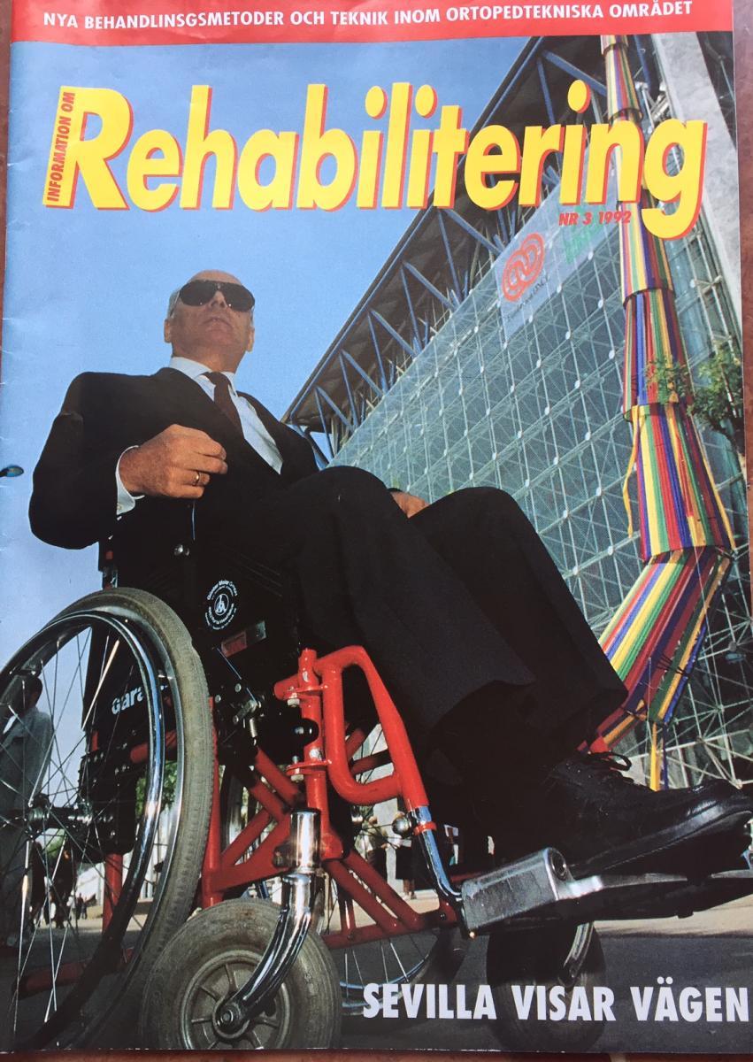 Félix Hernández fue portada de una revista sueca durante la EXPO, en la imagen en la entrada del Pabellón