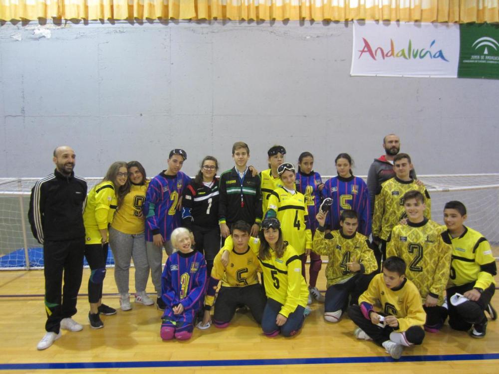 Foto de grupo de los particpantes en Goalball