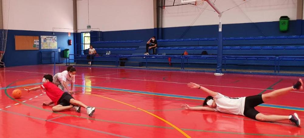 Un equipo de Goalball lanzándose a parar un posible gol