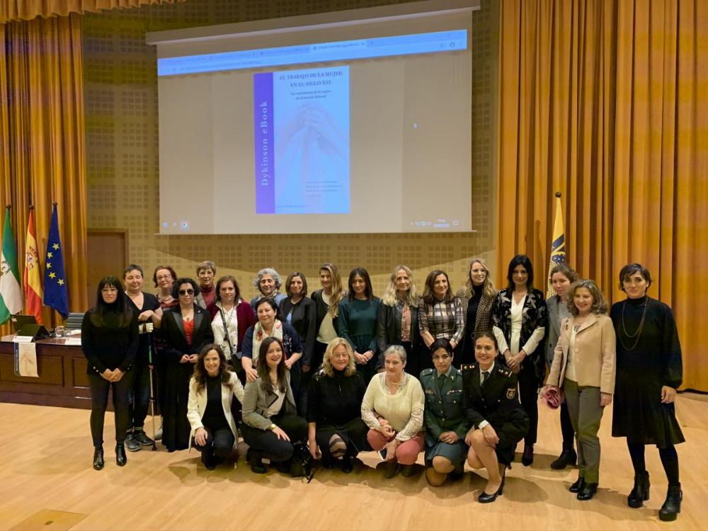Foto de familia de todas las coautoras del libro