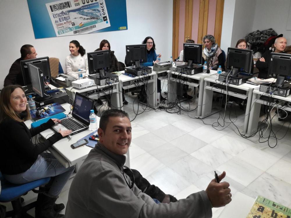 Maestros del Equipo Específico de Granada con padres de alumnos ciegos