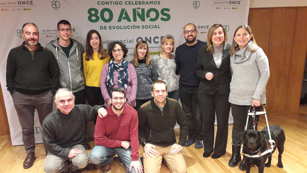 grupo_profes_escuelas_de_musica_posando_con_profe_y_dire_con_la_pancarta_de_los_80_anos_once_al_detras_0.jpg