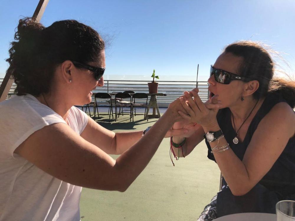 Las Hermanas Brioso comunicándose en Lengua de Signos Apoyada 