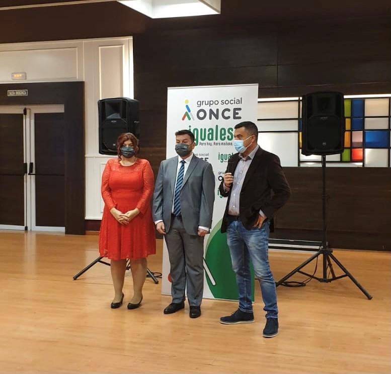 El director de la ONCE en Huelva, Francisco García Soriano, felicita Santa Lucía en La Palma del Condado