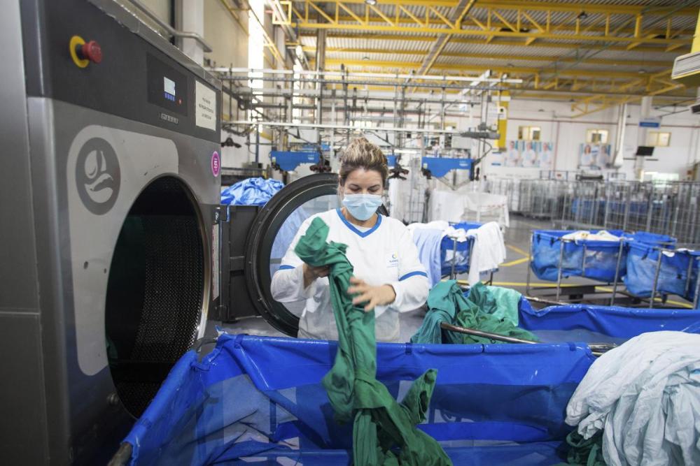 Una trabajadora de la planta de Dos Hermanas