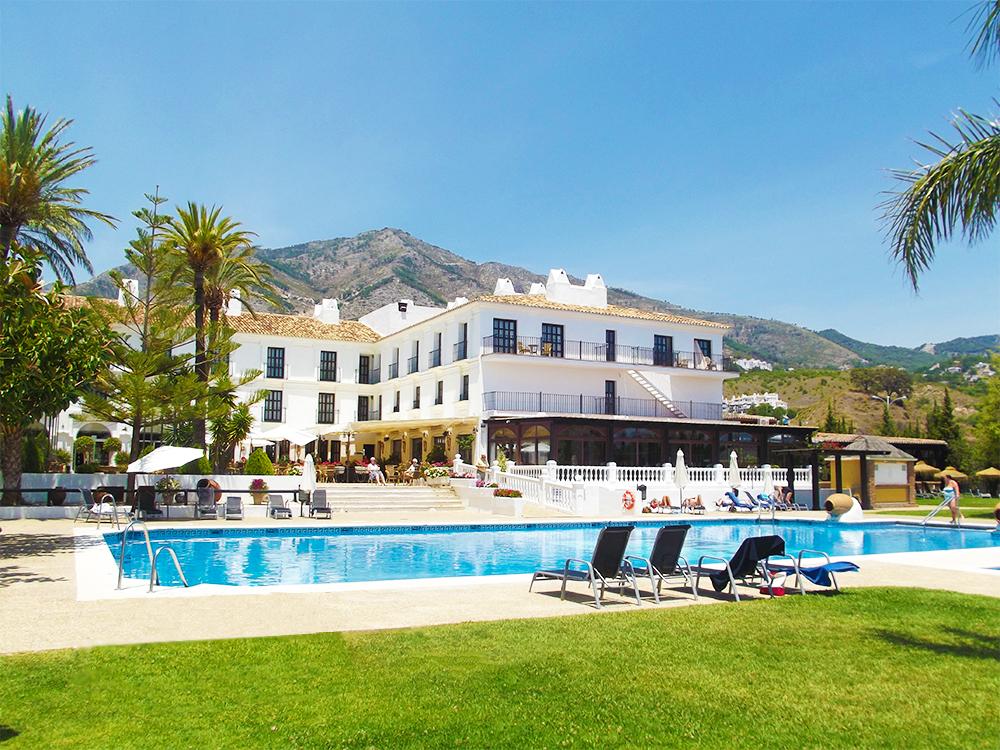 Fachada exterior del nuevo ILUNION Hacienda del Sol, desde la piscina
