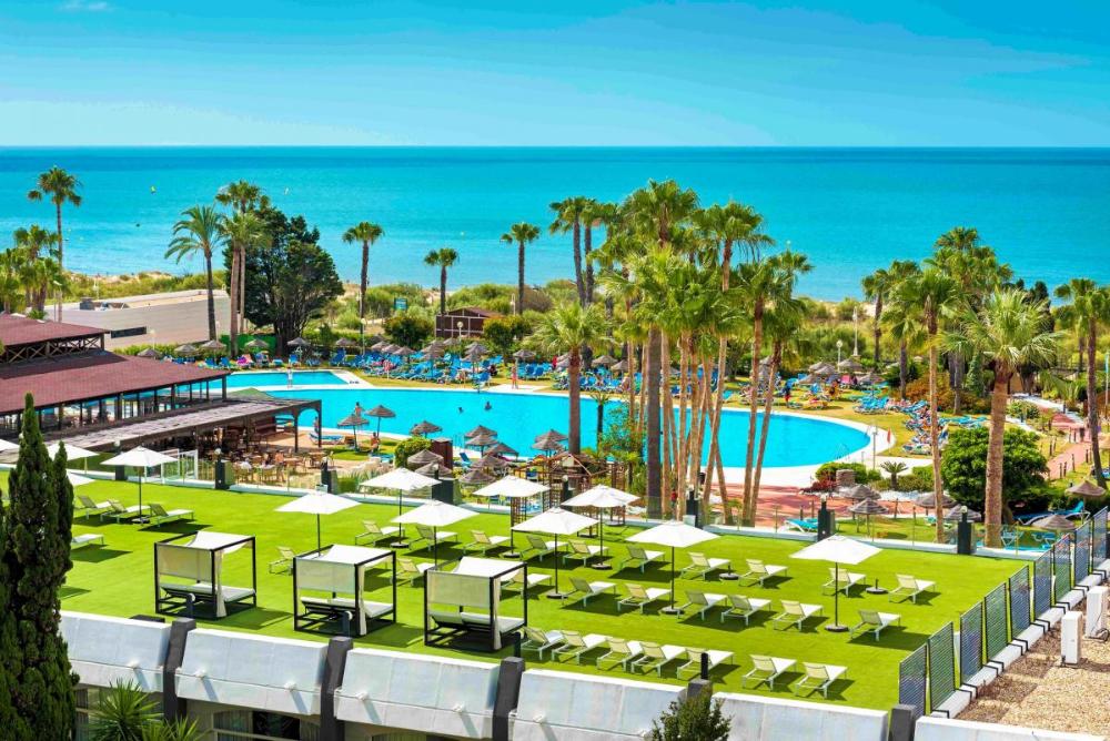 Espectacular vista de la piscina del Ilunion Islantilla con el Océano Atlántico al fondo