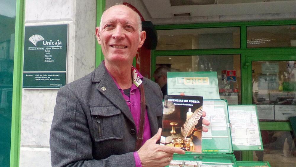 Fernando Forte con su primer libro "Vivencias de Poesía"