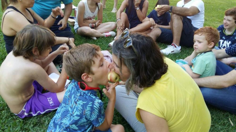 Los participantes disfrutaron con el juego de la manzana