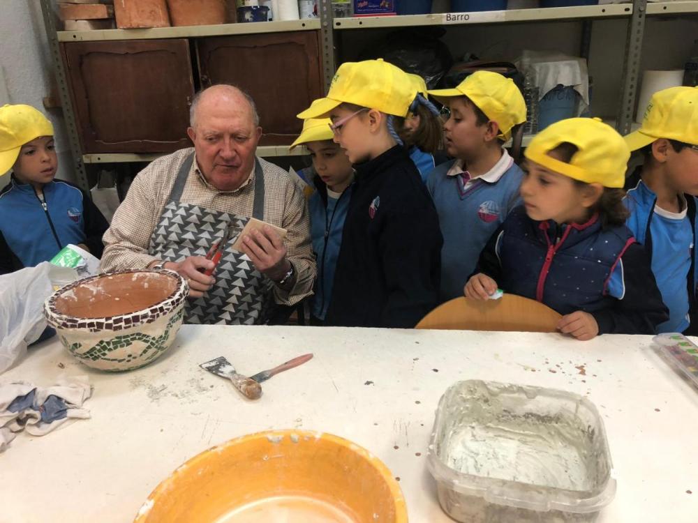 Los más pequeños siguieron atentos las explicaciones de los participantes en los talleres de la ONCE en Sevilla