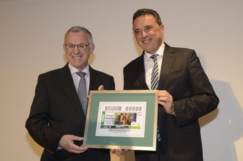 El director de la ONCE en Málaga junto al alcalde de Torremolinos presentan la imagen del cupón de la ONCE dedicado al Pasaje Begoña