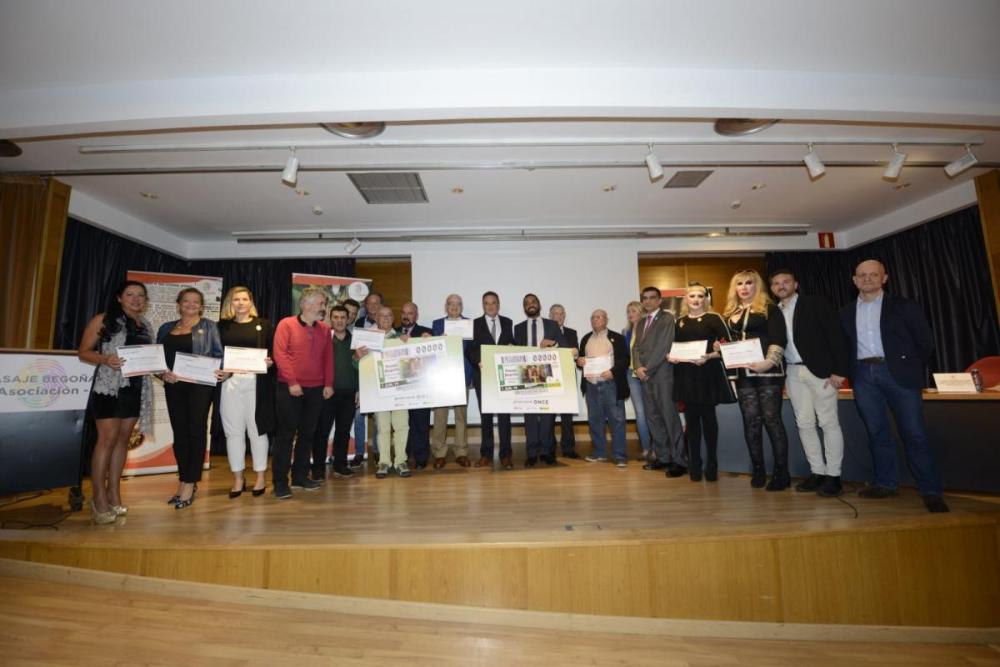 Imagen de todos los homenajeados en el acto del Pasaje Begoña y autoridades con el cupón de la ONCE dle sorteo del 1 de junio