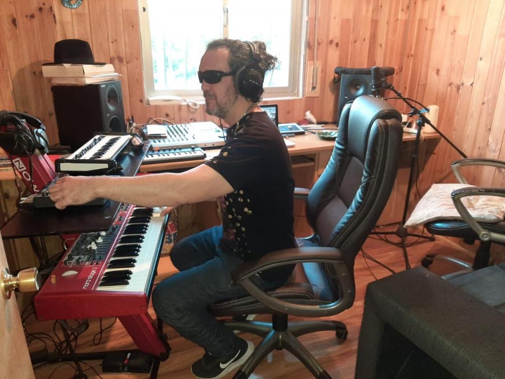 Tony en su estudio de Málaga en plena faena de producción musical