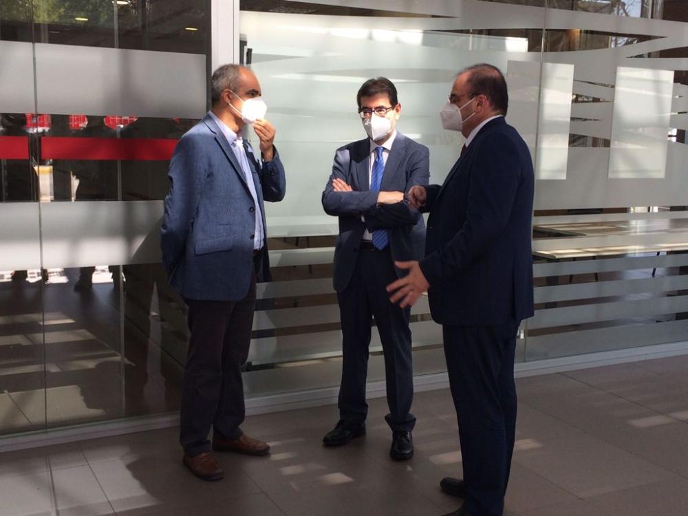 Francisco López Aguado conversa con Miguel Ángel Márquez y Francisco Botía