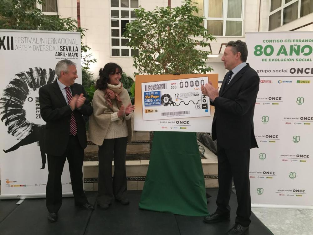 El delegado y subdelegado territorial con la directora artística de Escena Mobile en la presentación del cupón