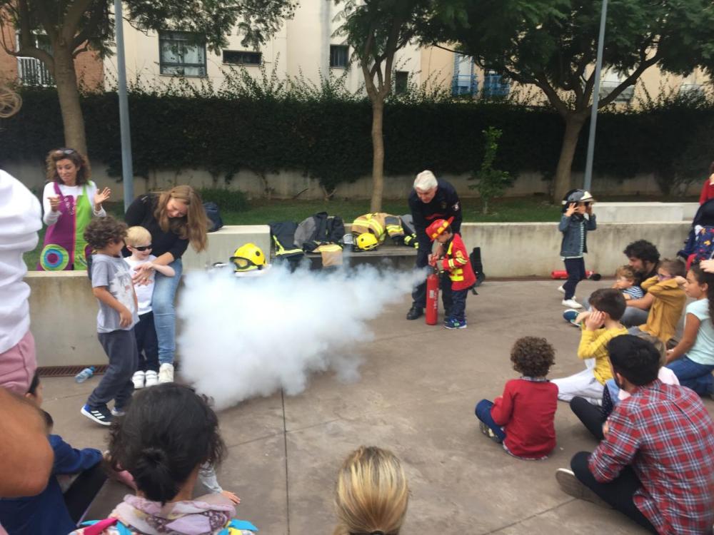 Los más pequeños disfrutaron manejando los dispositivos antifuegos guiados por los bomberos