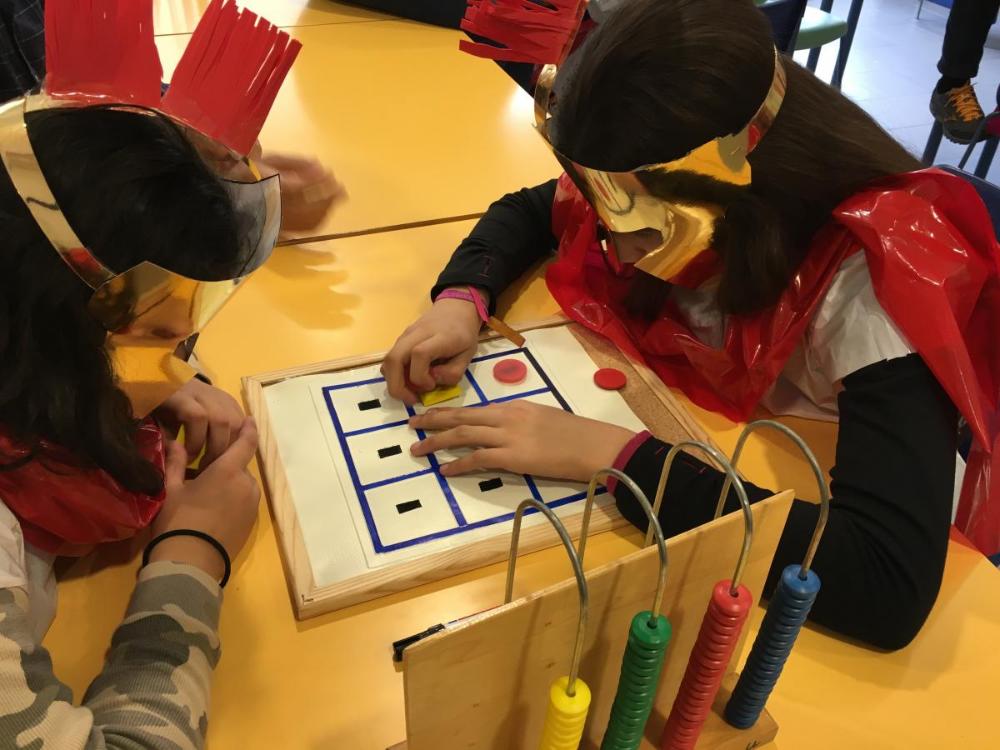 Dos de las participantes en los talleres de juegos romanos