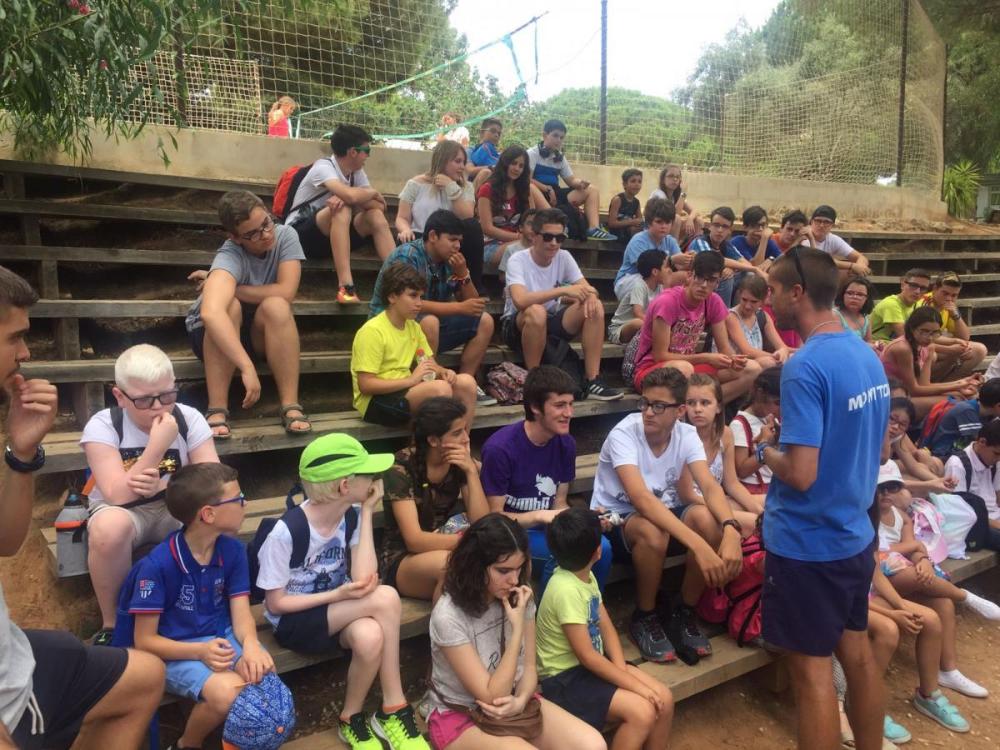 Foto de familia de los participantes de Almería, Granada y Jaén en el campamento de Cabopino