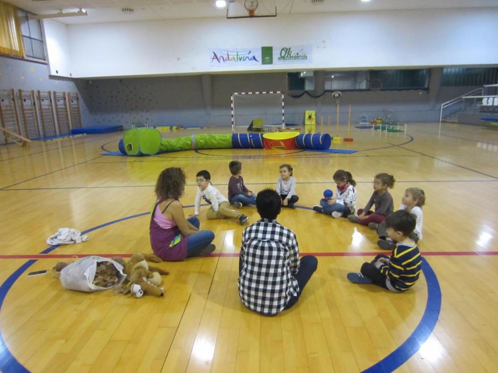 Imagen de la asamblea otoñal de los alumnos de Infantil en el pabellón deportivo del CRE